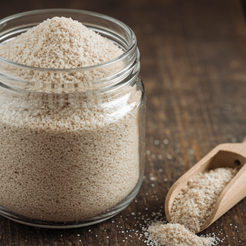 Casca de psyllium armazenada em pote de vidro: ideal para consumo diário como fibra alimentar natural.